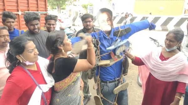 கீழ்தரமான விமர்சனம்..! கொதித்தெழுந்த பார்த்திபன் ரசிகர்கள்..ப்ளூ சட்டையின் உருவ பொம்மை எரிப்பு 3
