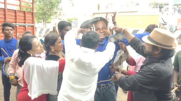 கீழ்தரமான விமர்சனம்..! கொதித்தெழுந்த பார்த்திபன் ரசிகர்கள்..ப்ளூ சட்டையின் உருவ பொம்மை எரிப்பு 5