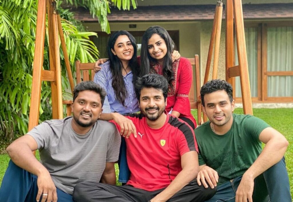 "நான் பாட்டுக்கு ஜாலியா ஆடுறேன்...நீங்க போட்டோ எடுங்க....போட்டோஷூட் போது குத்தாட்டம் போட்ட சிவாங்கி"!! 5