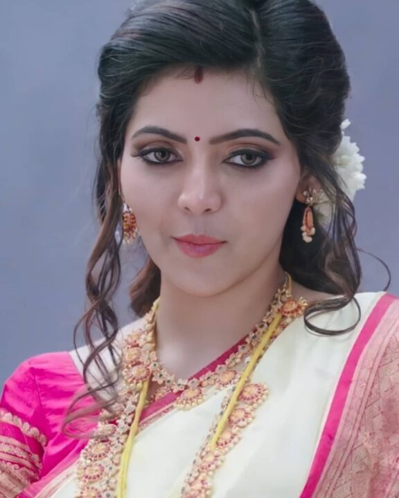 "அடையாளம் தெரியாமல் மாறிப்போயுள்ள அதுல்யா ரவி....ஒரு வேலை பிளாஸ்டிக் சர்ஜரி பண்ணிகிட்டாங்களா? 5