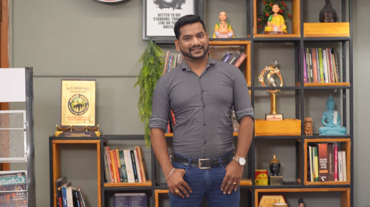 பிக்பாஸ்க்கு போறேன்..! பாலிமர் தொலைக்காட்சியில் இருந்து விலகிய செய்தி தொகுப்பாளர் சூசக தகவல் 3