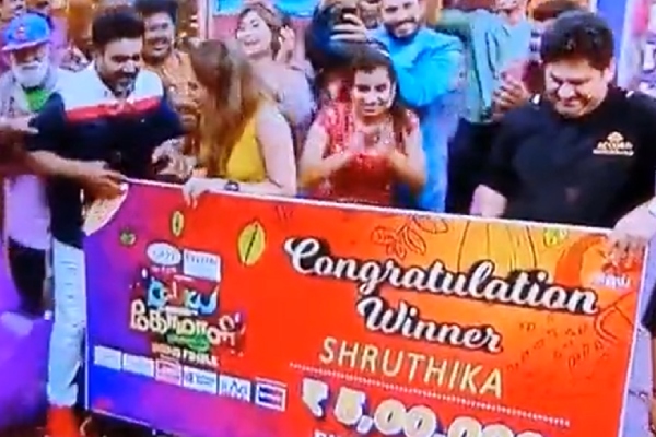 "5 லட்சம் வென்ற ஸ்ருதிகா"!! திடீரென ஆச்சர்யப்படுத்திய கணவர்"!! 5