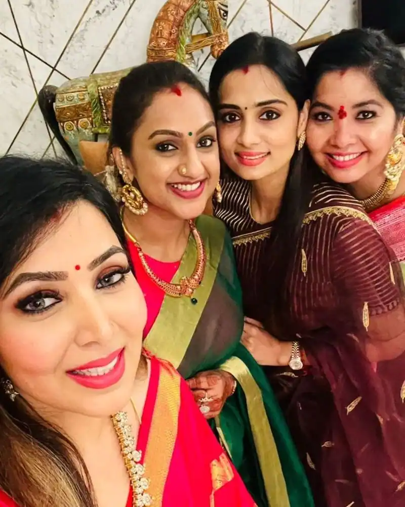 சினேகா வீட்டில் நடந்த வரலக்ஷ்மி பூஜை..! சாமி அலங்காரம் செய்த சினேகா.! அழகிய புகைப்படங்கள் 3