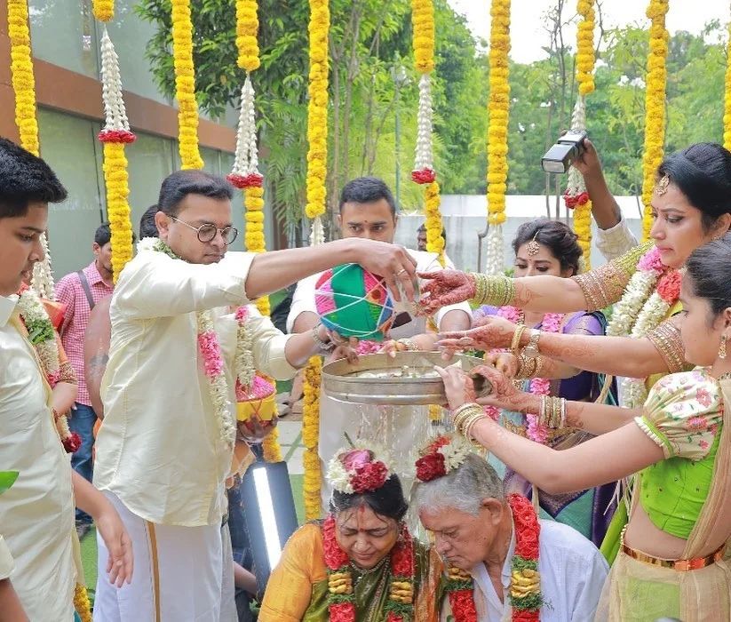 அப்பாவுக்கு சஷ்டியப்பூர்த்தி செய்து அழகு பார்த்த சினேகா..உறவுகளுடன் எடுத்துக்கொண்ட வெளியான அழகிய புகைப்படங்கள் 7