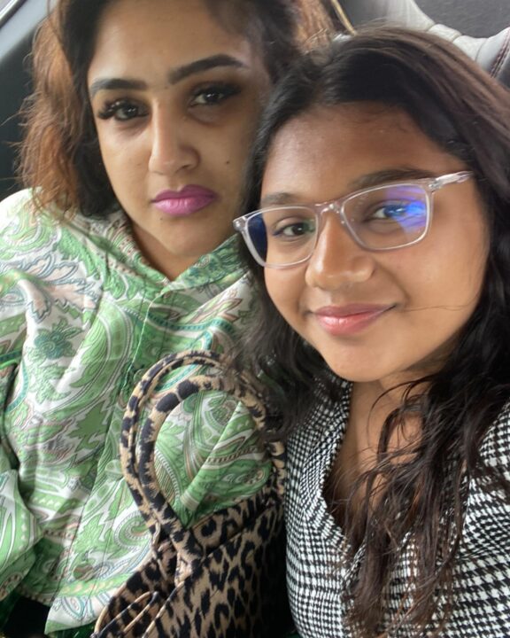 வெகு நாட்களுக்கு பிறகு இளைய மகளை சந்தித்த வனிதா.. அப்படியே வனிதா மாதிரியே இருக்காரே.! 13