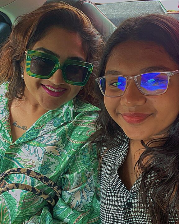 வெகு நாட்களுக்கு பிறகு இளைய மகளை சந்தித்த வனிதா.. அப்படியே வனிதா மாதிரியே இருக்காரே.! 7