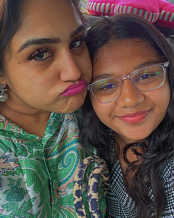 வெகு நாட்களுக்கு பிறகு இளைய மகளை சந்தித்த வனிதா.. அப்படியே வனிதா மாதிரியே இருக்காரே.! 11