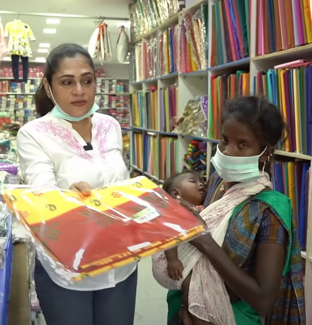 கை குழந்தைகளுடன் வீடு இல்லாமல் கஷ்டப்பட்ட பெண்.! நெகிழ வைத்த உமா ரியாஸ்..! 3
