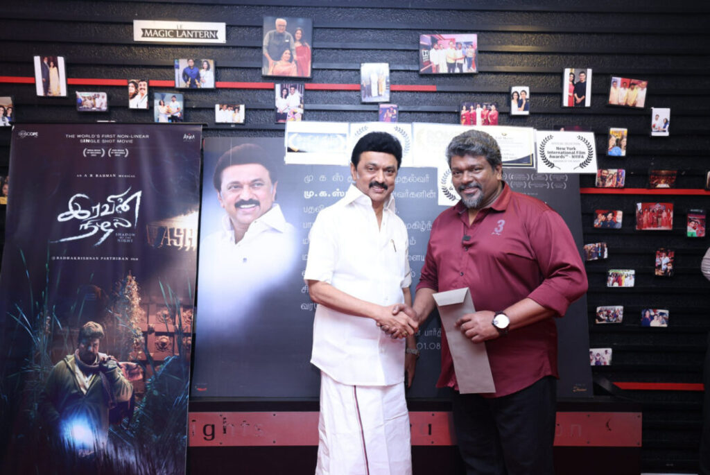 "முதல்வரையும் ஆச்சரியப்படுத்திய இரவின் நிழல்"!!"பார்த்திபனை புகழ்ந்து ட்விட்டரில் பதிவு"!! 9