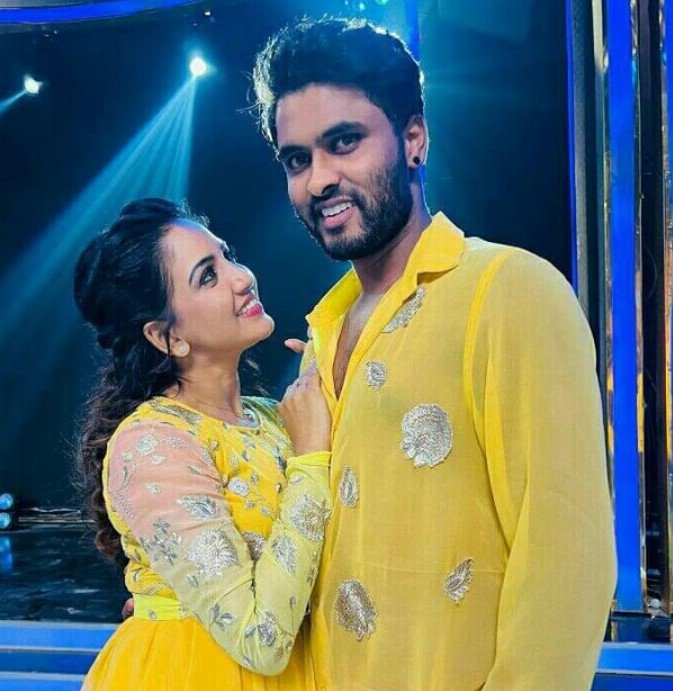 என் கழுத்துல ஏறிக்கோ பாவனி.! வெறித்தனமாக டான்ஸ் ப்ராக்டிஸ் செய்யும் அமீர் பாவனி. ! 3