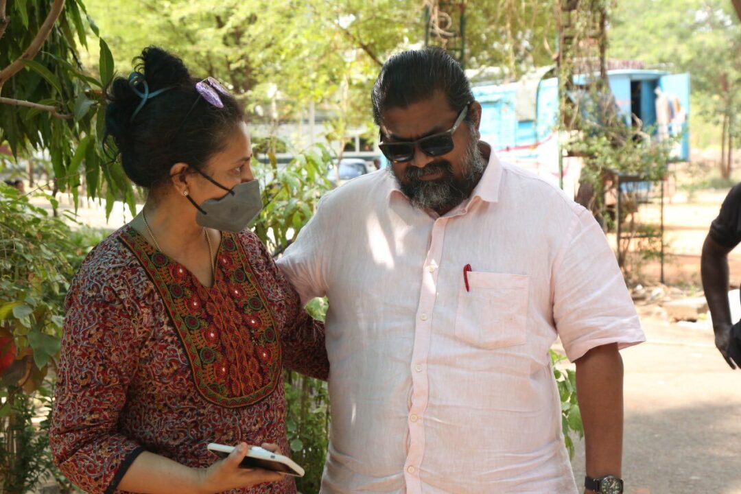 இளையராஜா கடவுளுக்கு சமமானவர், அவர் காலடியில் அமர்வதை பாக்கியமாக கருதுகிறேன்-லட்சுமி ராமகிருஷ்னன் 3