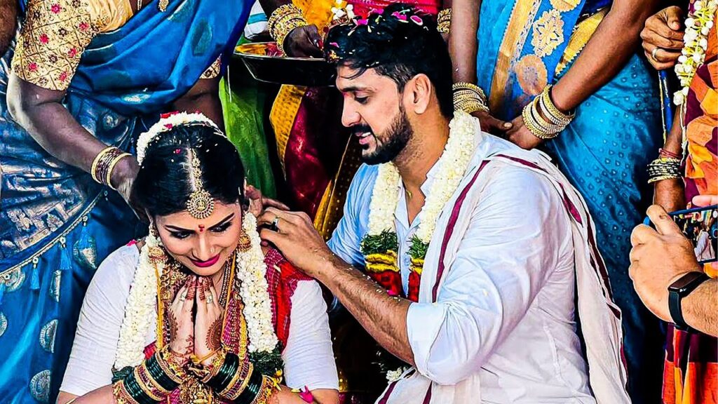 விஜய் டிவி நடிகருடன் சத்தமில்லாமல் திருமணத்தை முடித்த சன் டிவி சீரியல் நடிகை. மாப்பிள்ளை யாருன்னு தெரியுமா? வெளியான வீடியோ..! 3