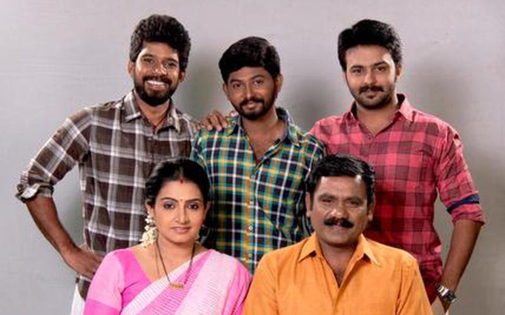 மீண்டும் வந்த லட்சுமி அம்மா..! அம்மாவிடம் மனதில் இருக்கும் கஷ்டத்தை சொல்லி அழும் மூர்த்தி.. 3