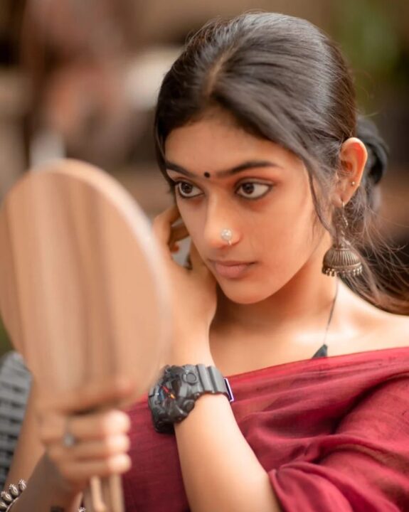 96 படத்தில நடிச்ச தேவதர்ஷினி மகளா இது? யப்பா ஹீரோயின் மாதிரி இருக்காங்களே.! 11