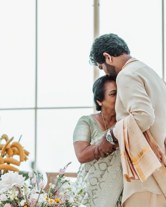 மாமியாருக்கு முத்தமிட்டு வாழ்த்துக்களை கூறிய விக்னேஷ் சிவன்.. தீயாய் பரவும் புகைப்படம்..! 5