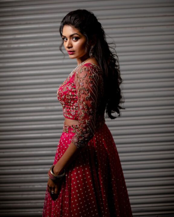 சிகப்பு நிற உடையில் தங்க சிலை போல மின்னும் அதிதி.! வைரலாகும் அதிதியின் புகைப்படங்கள் 3