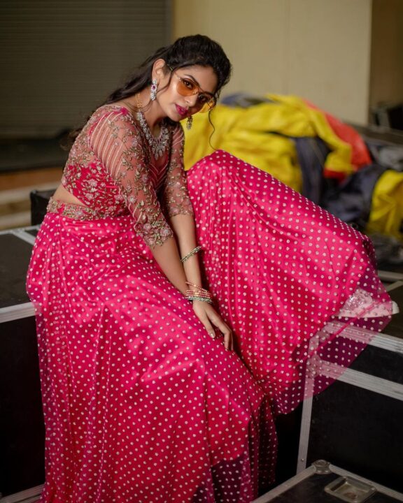 சிகப்பு நிற உடையில் தங்க சிலை போல மின்னும் அதிதி.! வைரலாகும் அதிதியின் புகைப்படங்கள் 11