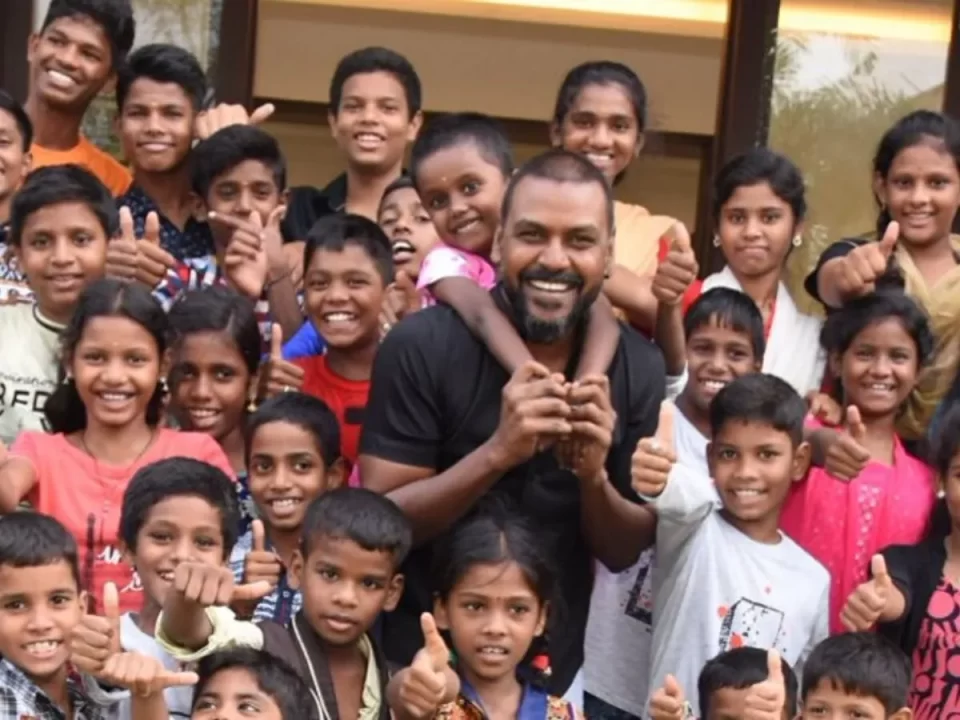 குழந்தையின் காலில் விழுந்து ஆசிர்வாதம் வாங்கிய ராகவா லாரன்ஸ்..! என்ன காரணம் தெரியுமா? 3