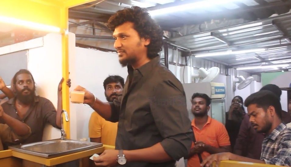 ரசிகரின் டீக்கடையை திறந்து வைக்க நேரில் வந்த லோகேஷ்.! வேற லெவல் அண்ணா நீங்க..! 3