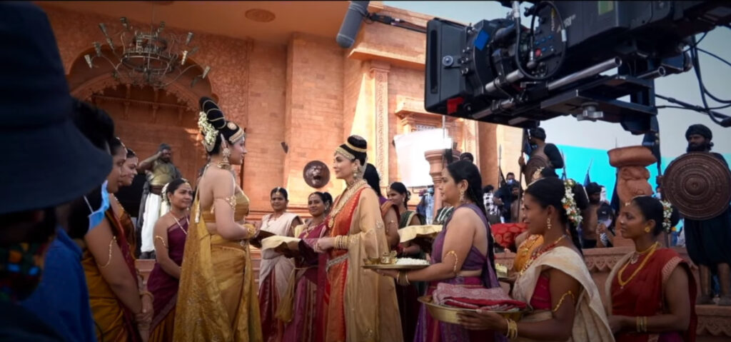 ஷூட்டிங்கில் செல்பி எடுத்து கொண்ட திரிஷா, ஐஸ்வர்யா ராய்.. வெளியான அழகிய வீடியோ 3