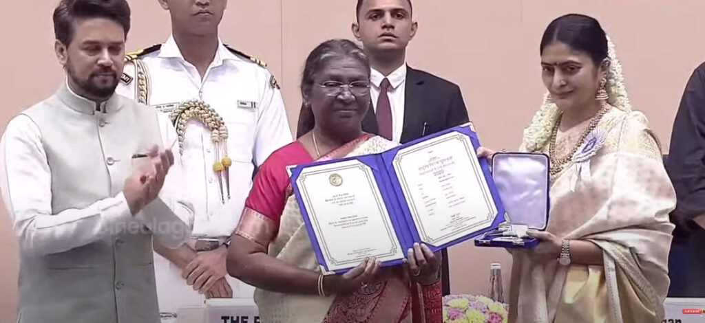 செம்ம கெத்தாக மேடையில் ஏறி தேசிய விருதை வாங்கிய சூர்யா. கரகோஷத்தால் அதிர்ந்த அரங்கம் 5