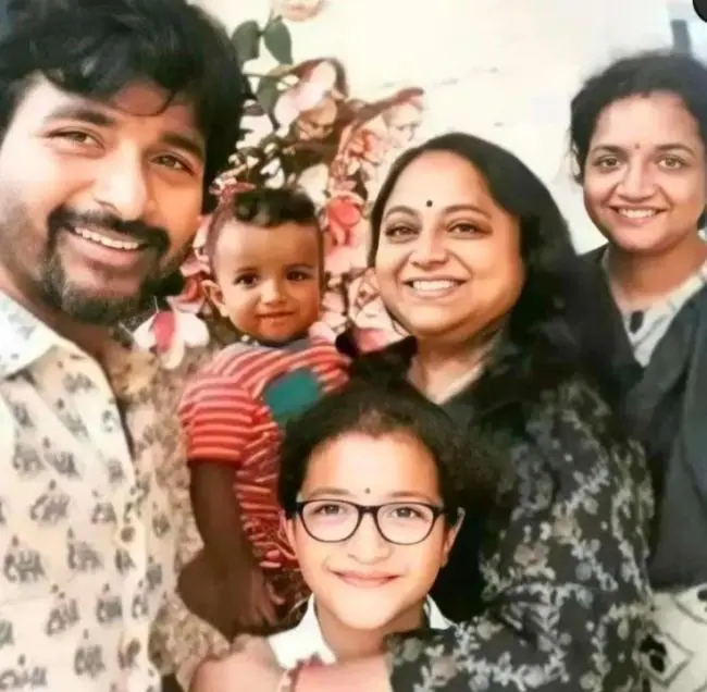 முதல் முறையாக மகன் முகத்தை பொது வெளியில் காட்டிய சிவா..! வைரலாகும் புகைப்படம் 5