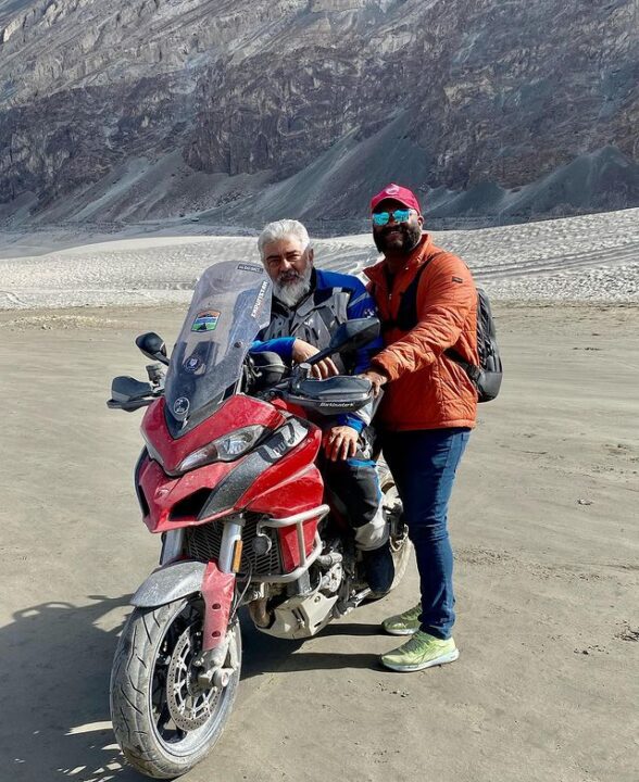 மஞ்சு வாரியருடன் லடாக்கில் பைக் ரைடு சென்ற தல அஜித்.! வெளியான அழகிய புகைப்படங்கள்.! 5