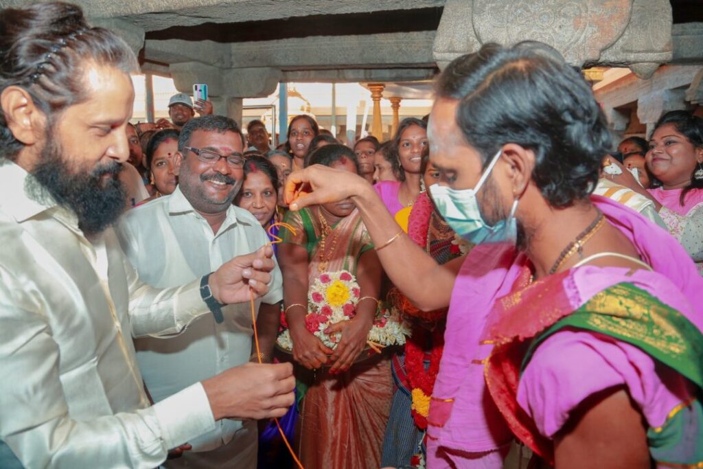 வீட்டில் வேலை செய்பவரின் மகன் திருமணத்தை தலைமையேற்று நடத்தி வைத்த சீயான் விக்ரம் 5