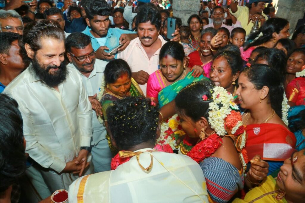 வீட்டில் வேலை செய்பவரின் மகன் திருமணத்தை தலைமையேற்று நடத்தி வைத்த சீயான் விக்ரம் 7