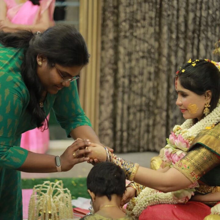 பிரபல நடிகர் ஆர்.கே. சுரேஷின் மனைவிக்கு நடந்த வளைகாப்பு..! வெளியான அழகிய புகைப்படங்கள் 17