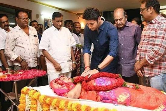 தெலுங்கு சூப்பர் ஸ்டார் மகேஷ் பாபுவின் தாயார் காலமானார்.! திரையுலகினர் இரங்கல்.! 3