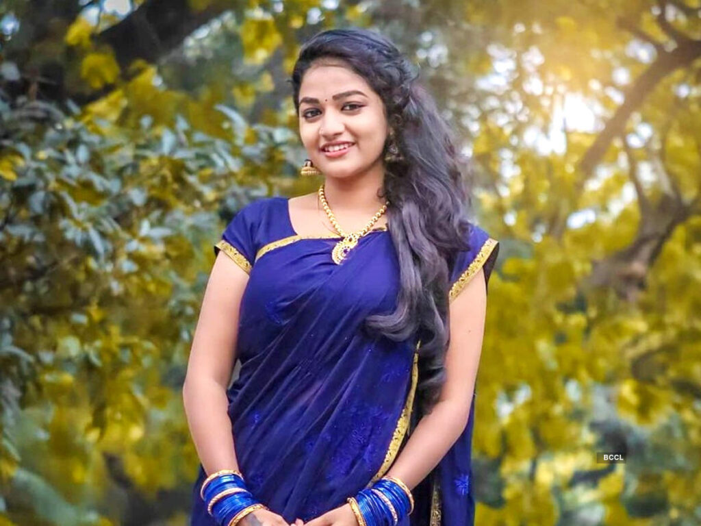 தமிழும் சரஸ்வதியும் சீரியலில் இருந்து விலகிய முக்கிய நடிகை.. இனி இவருக்கு பதில் இவர்..! 3
