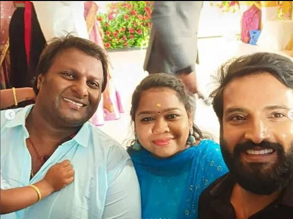 யப்பா..சின்னத்திரை உலகமே இங்கதான் இருக்கும் போலயே.! புகழின் திருமண வரவேற்பில் குவிந்த சின்னத்திரை உலகம் 15