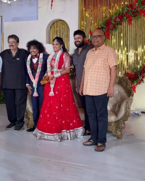 யப்பா..சின்னத்திரை உலகமே இங்கதான் இருக்கும் போலயே.! புகழின் திருமண வரவேற்பில் குவிந்த சின்னத்திரை உலகம் 11