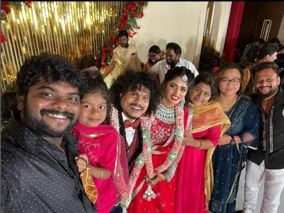 யப்பா..சின்னத்திரை உலகமே இங்கதான் இருக்கும் போலயே.! புகழின் திருமண வரவேற்பில் குவிந்த சின்னத்திரை உலகம் 13