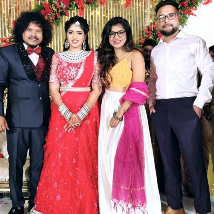 யப்பா..சின்னத்திரை உலகமே இங்கதான் இருக்கும் போலயே.! புகழின் திருமண வரவேற்பில் குவிந்த சின்னத்திரை உலகம் 7