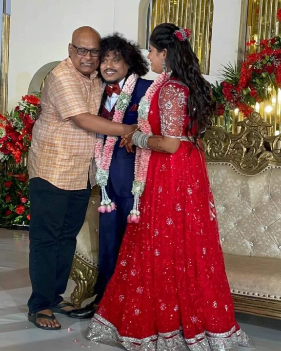 யப்பா..சின்னத்திரை உலகமே இங்கதான் இருக்கும் போலயே.! புகழின் திருமண வரவேற்பில் குவிந்த சின்னத்திரை உலகம் 5