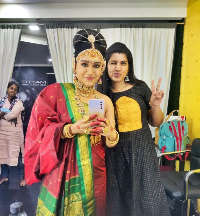 யாரு இவங்க? அப்படியே திரிஷா மாறியே இருக்காங்க! அச்சு அசல் திரிஷாவை உரித்து வைத்திருக்கும் பெண்.! 9