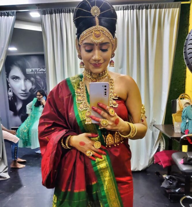 யாரு இவங்க? அப்படியே திரிஷா மாறியே இருக்காங்க! அச்சு அசல் திரிஷாவை உரித்து வைத்திருக்கும் பெண்.! 7