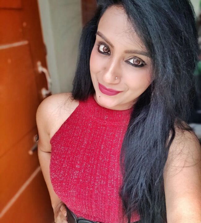 யாரு இவங்க? அப்படியே திரிஷா மாறியே இருக்காங்க! அச்சு அசல் திரிஷாவை உரித்து வைத்திருக்கும் பெண்.! 5