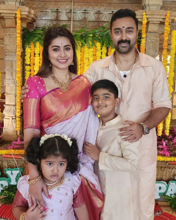 முதல் முறையாக குடும்பத்துடன் இருக்கும் புகைப்படத்தை பகிர்ந்த சினேகா.! பாக்கவே அழகா இருக்காங்க 11