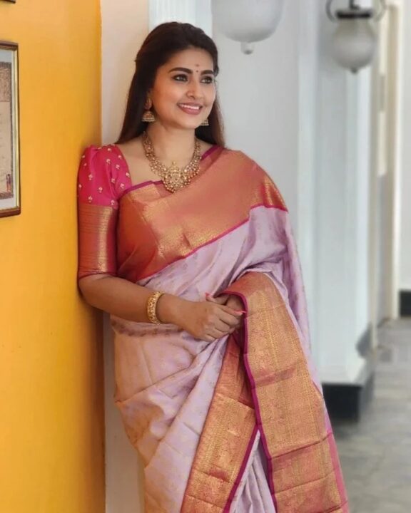 முதல் முறையாக குடும்பத்துடன் இருக்கும் புகைப்படத்தை பகிர்ந்த சினேகா.! பாக்கவே அழகா இருக்காங்க 17