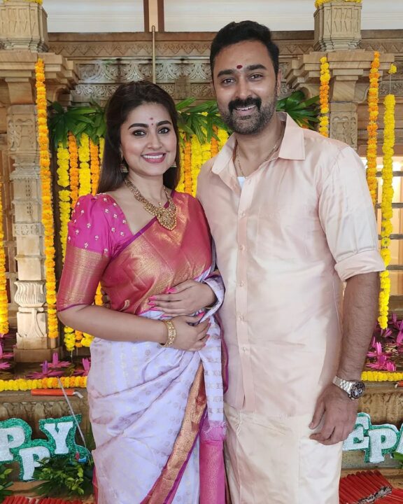 முதல் முறையாக குடும்பத்துடன் இருக்கும் புகைப்படத்தை பகிர்ந்த சினேகா.! பாக்கவே அழகா இருக்காங்க 9