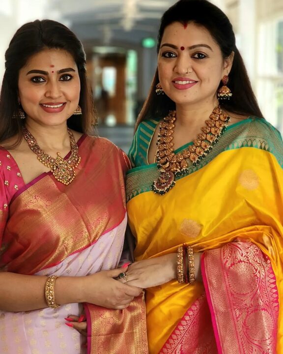 முதல் முறையாக குடும்பத்துடன் இருக்கும் புகைப்படத்தை பகிர்ந்த சினேகா.! பாக்கவே அழகா இருக்காங்க 3