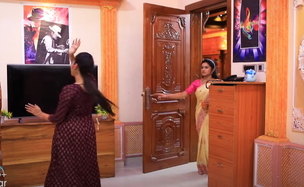 ரூமில் பாட்டு போட்டு குத்தாட்டம் போட்டு கொண்டிருந்த ஸ்ருதி.! உள்ளே என்ட்ரி கொடுத்த சக்தி 3