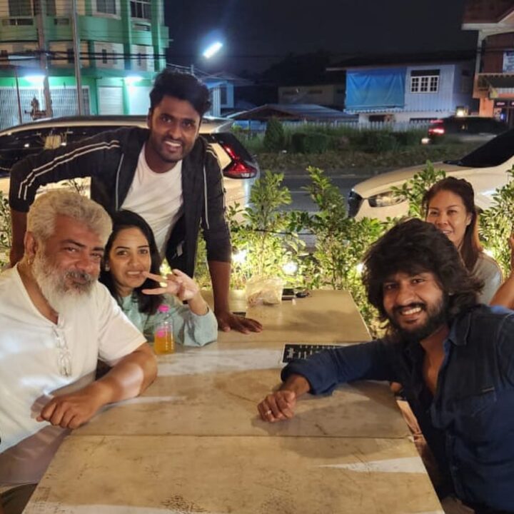 அமீர் வாங்க ஒரு செல்ஃபி எடுத்துக்கலாம்.! தல அஜித்துடன் செல்ஃபி எடுத்துக்கொண்ட காதல் ஜோடிகள் 3