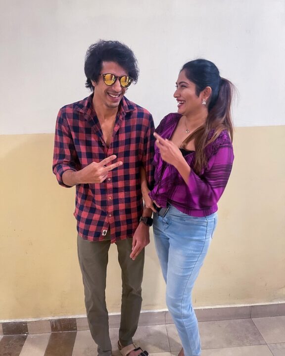 ஷாரிக்குடன் இருக்கும் புகைப்படத்தை பகிர்ந்து ஜூலி போட்ட பதிவு.! லவ் பண்றங்களா? ரெண்டு பேரும் 3