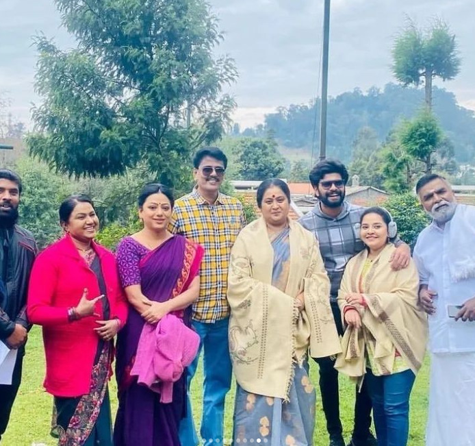 ஹனி மூனுக்கு சென்ற கோபி ராதிகா.! பின்னாடியே சென்றுள்ள மொத்த குடும்பம்.! வெளியான புகைப்படம் 9