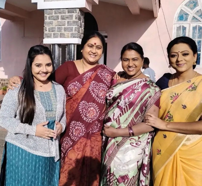 ஹனி மூனுக்கு சென்ற கோபி ராதிகா.! பின்னாடியே சென்றுள்ள மொத்த குடும்பம்.! வெளியான புகைப்படம் 7