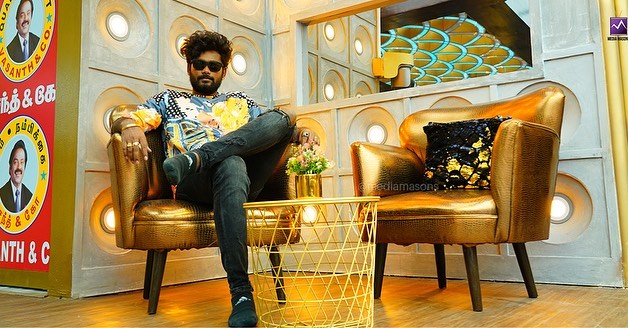 பிக்பாஸ் வீட்டுக்குள் முதல் ஆளாக நுழைந்த சூப்பர் சிங்கர் பிரபலம்.! வீடியோ ஆதாரத்துடன் இதோ.! 7